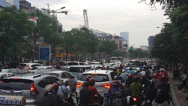 Vụ va chạm khiến giao th&ocirc;ng qua đoạn đường n&agrave;y bị &ugrave;n tắc k&eacute;o d&agrave;i