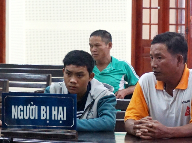 
Bị hại Lữ Văn Thương bị tổn hại 44% sức khỏe do lĩnh 15 nhát chém của Bền
