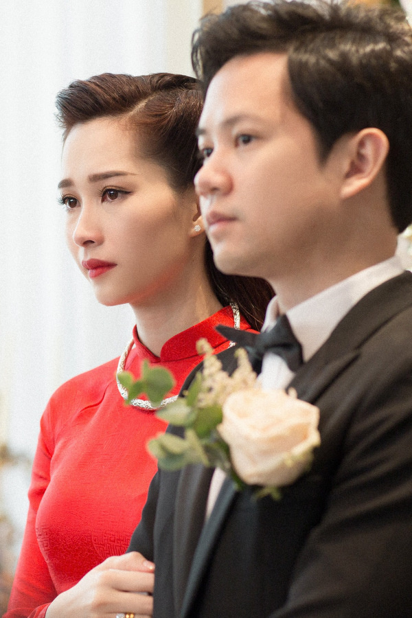 
Hoa hậu Việt Nam 2012 bật khóc khi nghe bố mẹ hai bên dặn dò về đạo vợ chồng.
