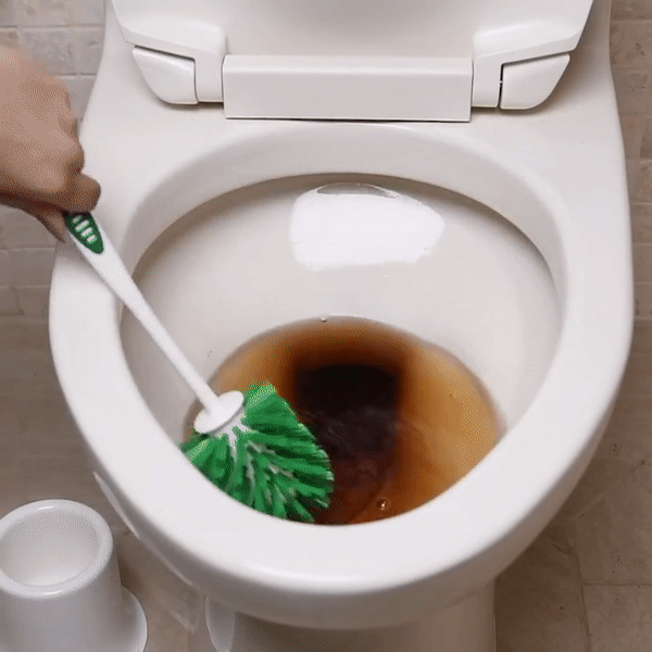 Đổ coca vào thành phía trong của toilet và đậy nắp, để trong vòng một giờ, sau đó dùng chổi cọ sạch và xả nước. Bạn sẽ phải bất ngờ vì công dụng làm sạch của coca khi thấy toilet trắng sáng như mới.