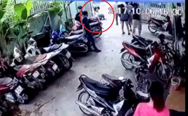 Mặc d&ugrave; van xin nhưng anh H&ugrave;ng vẫn bị nh&oacute;m đối tượng h&agrave;nh hung. Ảnh cắt từ camera