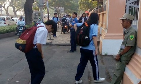 Học sinh THPT Lê Hồng Phong, TP.HCM, cúi đầu chào bác bảo vệ.