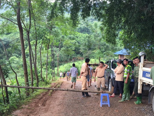 Lực lượng chức năng ngăn người dân vào hiện trường vì vẫn còn nguy cơ sạt lở cao - Ảnh: XUÂN LONG