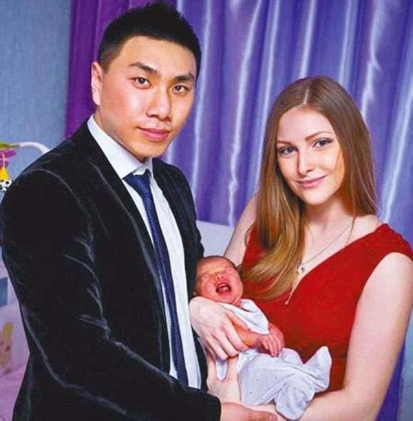 Vợ chồng Mei và con gái mới sinh năm 2014.