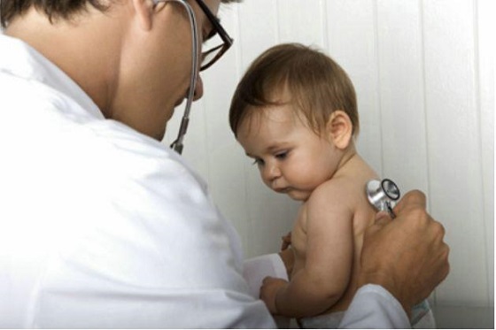 Trẻ em rất dễ mắc viêm phổi vào thời điểm giao mùa (ảnh nguồn internet)