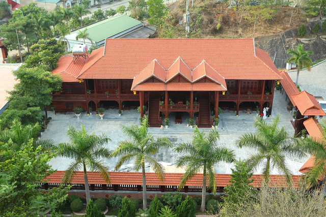 Căn nhà được làm hoàn toàn bằng gỗ lim trị giá lên tới gần 200 tỷ đồng của đại gia Điện Biên. Ảnh: Phan Lương