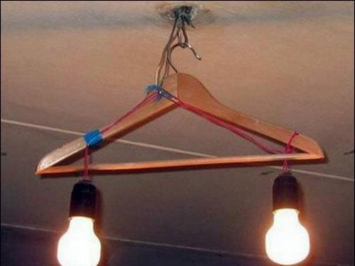 Một gợi ý mắc bóng đèn... không tồi cho lắm khi nhà bạn thừa móc treo quần áo mà lại thiếu giá treo đèn.