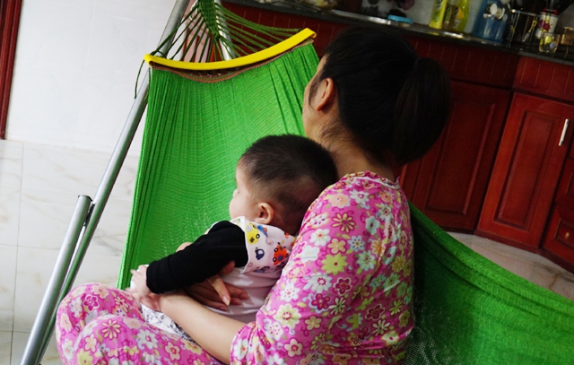 
Trong thời gian được b&agrave; L. tr&ocirc;ng giữ, b&eacute; Đinh A.N bị n&ocirc;n &oacute;i, quấy kh&oacute;c v&agrave; &iacute;t ngủ

