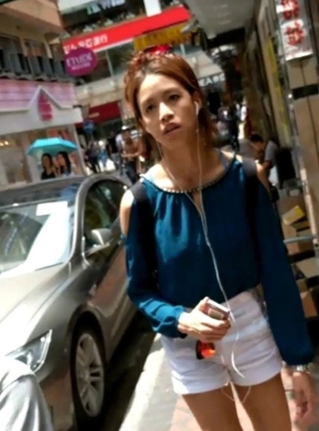 Lôi Trang Nhi xuất hiện bơ phờ trên một con phố. Khó tin đây là nhan sắc của một Hoa hậu