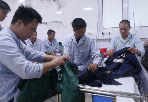 Các thuyền viên trên tàu hàng Nam Khánh 26 đang được điều trị tại bệnh viện ẢNH: HOÀNG TRỌNG