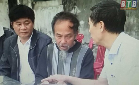 L&atilde;nh đạo huyện Hưng H&agrave; chia sẻ với mất m&aacute;t qu&aacute; lớn của gia đ&igrave;nh.