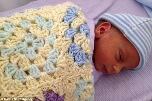 Cậu b&eacute; kh&aacute;u khỉnh ra đời một c&aacute;ch khỏe mạnh trong sự hạnh ph&uacute;c v&ocirc; hạn của bố mẹ. (Ảnh: Internet)