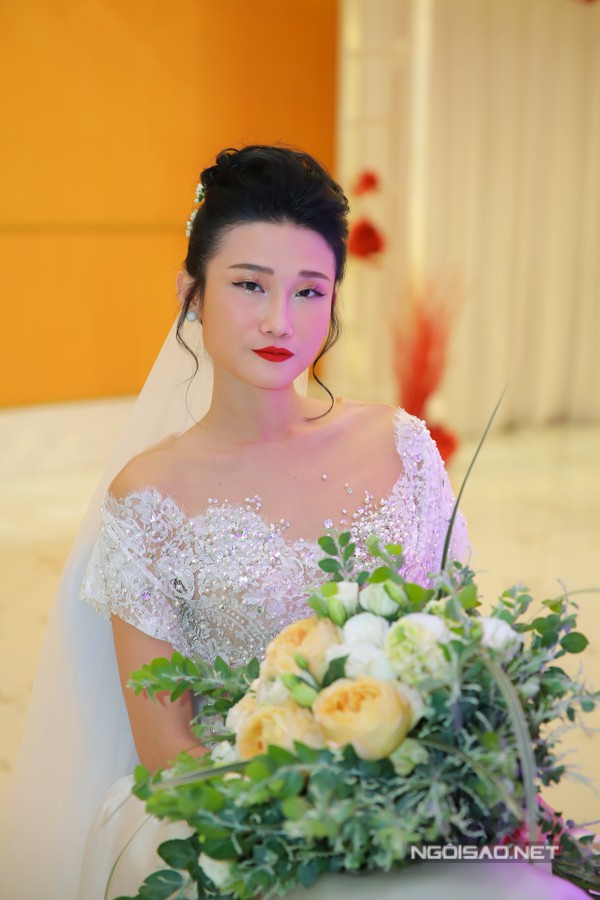 Khi về Việt Nam tổ chức tiệc cưới, Kha Mỹ Vân đã chọn các trang phục của nhà thiết kế Trương Thanh Hải để thực hiện bộ ảnh cưới và sử dụng trong tiệc chiêu đãi.