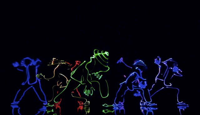 Tiết mục nhảy bằng đèn Led của nhóm 218 (ảnh cắt từ clip)
