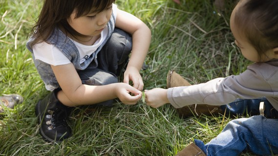 Với 3 câu hỏi này, cha mẹ có thể phần nào giảm được nỗi lo lắng vì có thể theo dõi được con khi con ra ngoài xã hội (Ảnh minh họa).