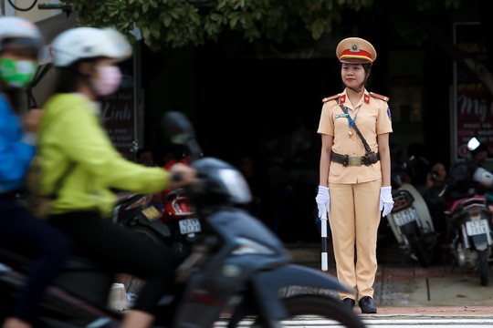 Trung úy Phạm Thị Vân Giang làm nhiệm vụ trên đường Cách Mạng Tháng Tám, quận Cẩm Lệ, TP Đà Nẵng.