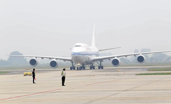 Chuyên cơ chở Chủ tịch Tập Cận Bình đáp xuống sân bay Nội Bài. Ảnh: Bá Đô.