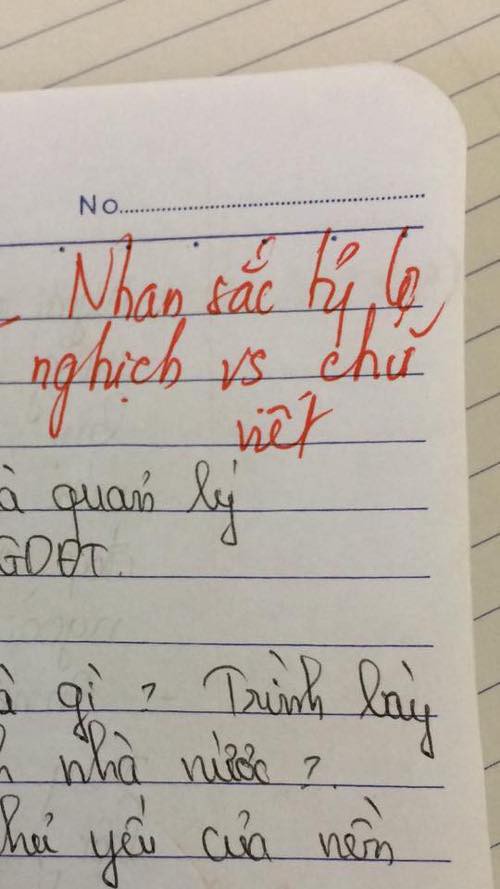Nhan sắc tỉ lệ nghịch với chữ viết - nhận x&eacute;t của thầy Nguyễn Việt Phương (sinh năm 1989), giảng vi&ecirc;n khoa gi&aacute;o dục Trường ĐH Vinh, về chữ viết trong b&agrave;i l&agrave;m của một c&ocirc; bạn sinh vi&ecirc;n xinh đẹp. Thầy Nguyễn Việt Phương kh&aacute; nổi tiếng trong cộng đồng sinh vi&ecirc;n ĐH Vinh với những lời ph&ecirc; ấn tượng - Ảnh: FB