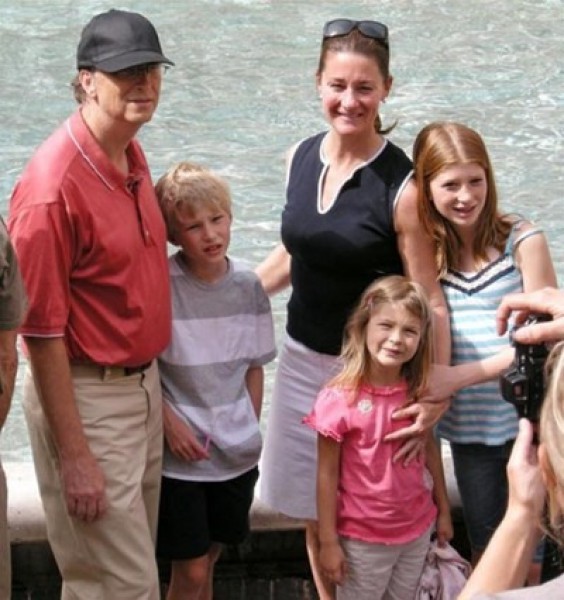 
Melinda Gates cùng chồng và các con trong chuyến hoạt động từ thiện ở châu Phi.
