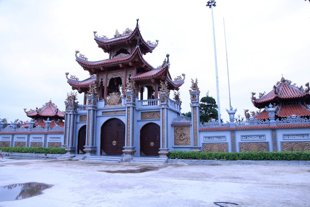 Để làm được khu nhà thờ họ nguy nga tráng lệ này, dòng họ Nguyễn Quốc phải bỏ ra số tiền hàng trăm tỷ đồng.