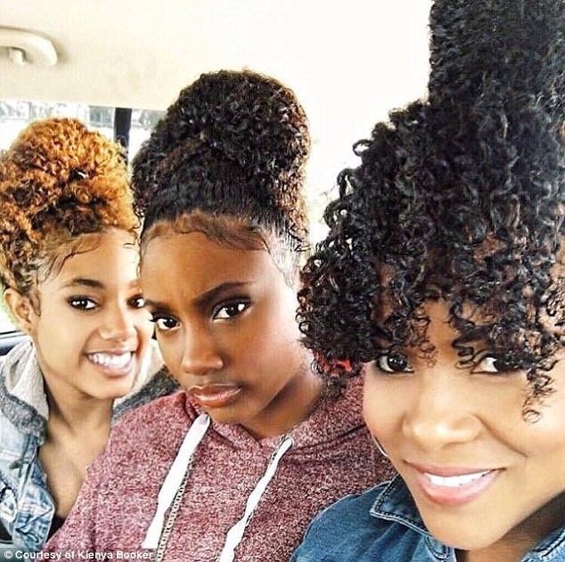 Hai cô con gái của Kienya thường xuyên làm người mẫu tóc cho mẹ (ngoài cùng bên phải).