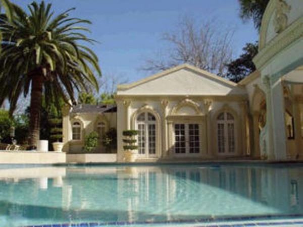 Bể bơi lớn trong khuôn viên biệt thự là nơi thư giãn của ông Mugabe và vợ.