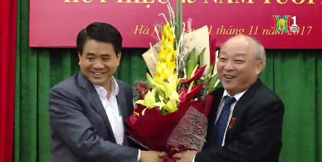 
&Ocirc;ng Nguyễn Đức Chung tặng hoa, ch&uacute;c mừng cựu chủ tịch H&agrave; Nội.
