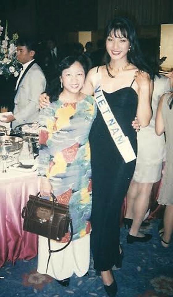 Ít người biết bộ đầm đen dài, kiểu dáng 2 dây mà Trương Quỳnh Mai mặc tại một hoạt động của Hoa hậu Quốc tế năm 1995 là đồ đi mượn của một người bạn thân, từng là một cựu ca sĩ, người mẫu đình đám.