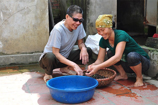 Ông Thuận và bà Xuân hạnh phúc bên nhau, tuy cuộc sống còn nhiều khó khăn.