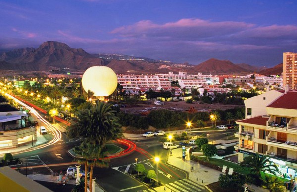 C&acirc;u lạc bộ đ&ecirc;m nằm ở trung t&acirc;m đảo Tenerife, mở cửa từ 11h đ&ecirc;m đến 6h s&aacute;ng.