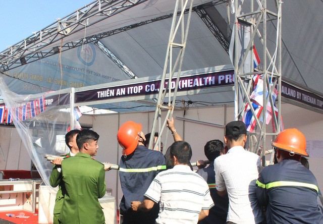 Các lực lượng được thành phố huy động hỗ trợ doanh nghiệp khắc phục hậu quả của trận lốc xoáy (ảnh: Cổng Thông tin điện tử Móng Cái)