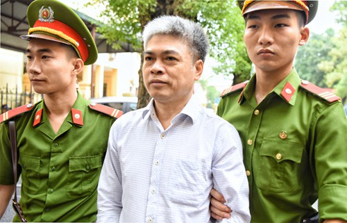 Ông Nguyễn Xuân Sơn bị áp giải tại toà. Ảnh: Ngọc Thành