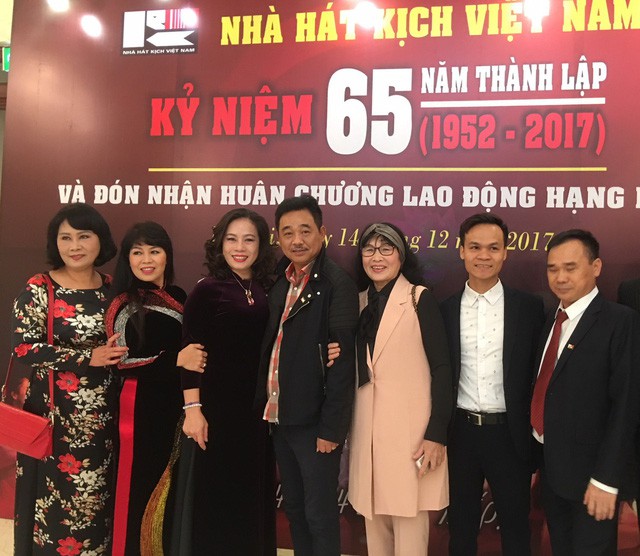 Nghệ sĩ Quốc Khánh và các đồng nghiệp trong sự kiện mừng Nhà hát Kịch Việt Nam tròn 65 năm tuổi. Ảnh: Tùng Long.