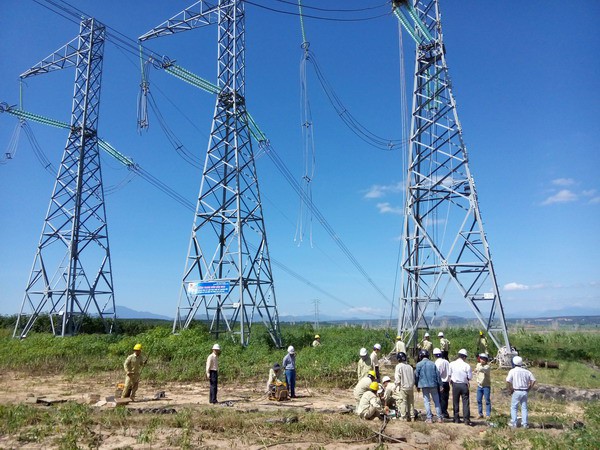 TTĐ Kon Tum thi công căng dây dẫn lấy lại độ võng khoảng néo đường dây 500kV mạch 1 Đà Nẵng - Pleiku