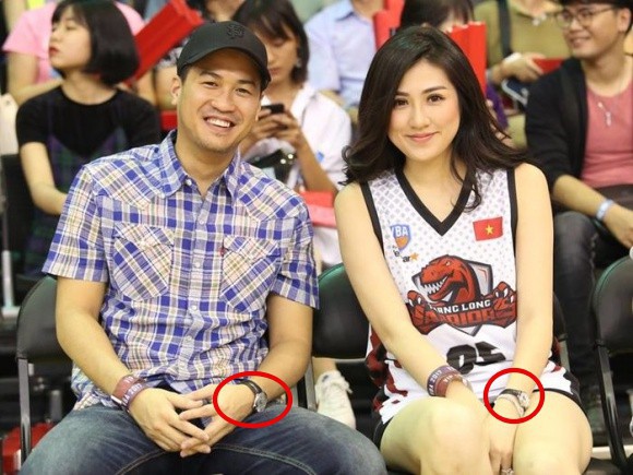 Phillip Nguyễn và Tú Anh đeo đồng hồ giống hệt nhau, rạng rỡ xuất hiện tại một trận đấu bóng rổ.
