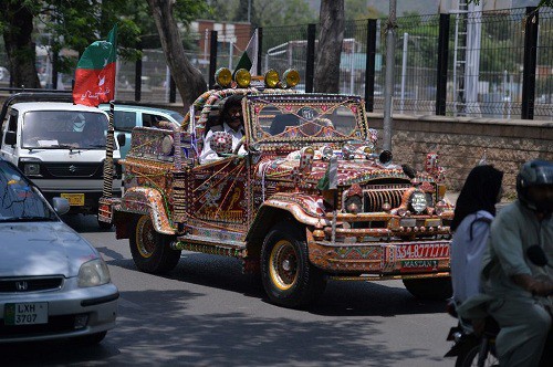 
Chiếc xe việt dã trang trí màu mè của Wazir. Ảnh: AFP
