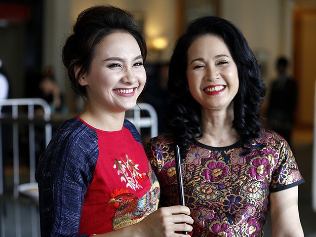 &ldquo;Đối với m&igrave;nh cuộc sống hiện đại ng&agrave;y nay kh&ocirc;ng c&ograve;n kh&aacute;i niệm d&acirc;u, rể nữa! Chỉ l&agrave; con th&ocirc;i. Cha mẹ b&ecirc;n nội b&ecirc;n ngoại l&agrave; như nhau!&rdquo; - Nghệ sĩ ưu t&uacute; Lan Hương chia sẻ.