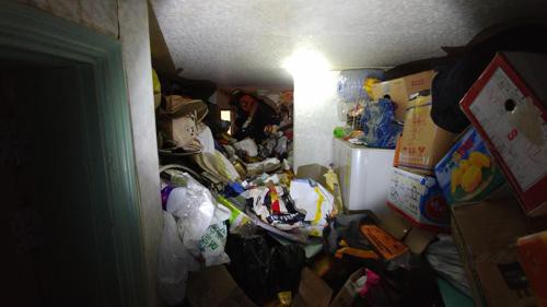 R&aacute;c chất cao ngất, k&iacute;n cả trần nh&agrave;.