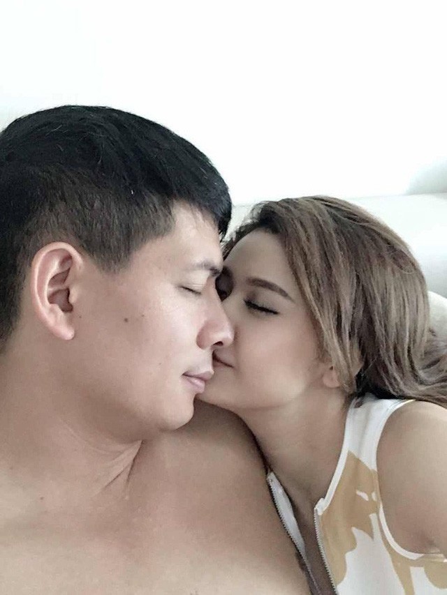 Ảnh hậu trường phim mà tình tứ thế này chắc chỉ có mỗi trường hợp cá biệt của Bình Minh và Trương Quỳnh Anh. (Ảnh: Internet)
