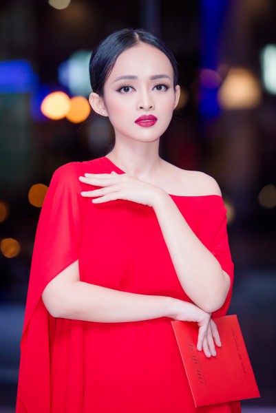 Chuẩn bị cho show diễn The Muse 2 dù rất bận rộn, Đỗ Mạnh Cường vẫn chuẩn bị cho Thanh Trúc một thiết kế “ăn khách” nhất của mình thời gian qua. Anh dặn cô cách trang điểm và làm tóc phù hợp.