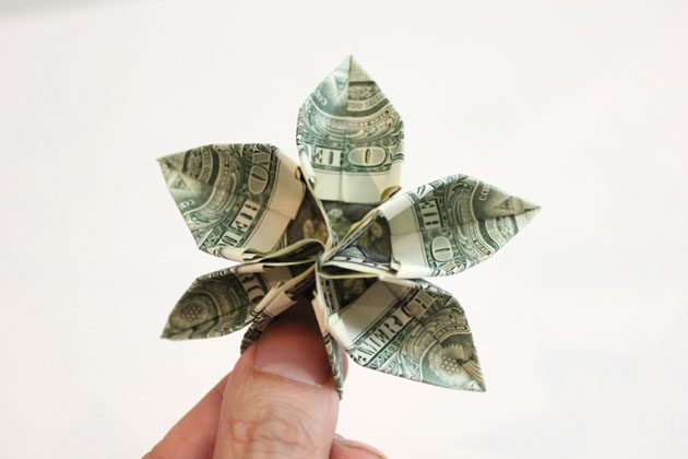 Để cho cây tiền thêm phong phú, bạn nên điểm thêm hoa quạt. Gấp tờ tiền theo chiều ngang, từng nếp gấp quạt rộng khoảng 1cm (1 gấp lên, 1 gấp xuống).