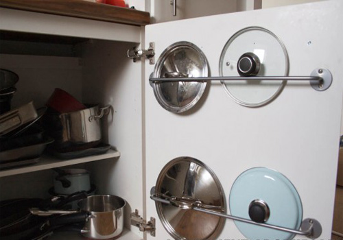 Một &ldquo;bộ sưu tập&rdquo; c&aacute;c loại gia vị gắn ở c&aacute;nh tủ bếp thế n&agrave;y tr&ocirc;ng vừa gọn g&agrave;ng lại vừa dễ lấy ra d&ugrave;ng. Thậm ch&iacute; khi quen rồi th&igrave; bạn chẳng cần nh&igrave;n cũng biết loại n&agrave;o ở vị tr&iacute; n&agrave;o ấy chứ.