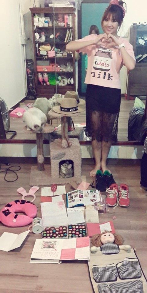Trước khi làm bà xã Trấn Thành, Hari Won có thói quen thích trưng bày đồ ra khắp phòng và đứng chụp ảnh tự sướng như thế này.