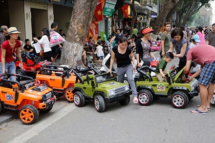 Ông Nguyễn Văn Hùng, nhân viên Đội Quản lý trật tự đô thị cho biết: “Đã ghi nhận nhiều trường hợp khách tham quan phản ánh trò chơi xe điện khiến phố đi bộ rất lộn xộn. Do chưa có chế tài xử lý nên chúng tôi chỉ tăng cường tuần tra và nhắc nhở”