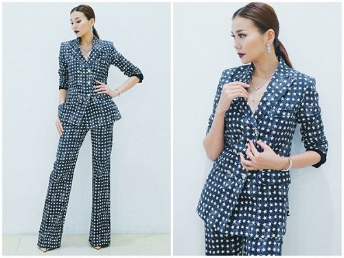 
Nữ người mẫu lựa chọn phong cách menswear khi diện bộ suit họa tiết ngôi sao của thương hiệu MaxMara có giá hơn 30 triệu đồng cùng phụ kiện kim cương có giá hơn 300 triệu đồng.
