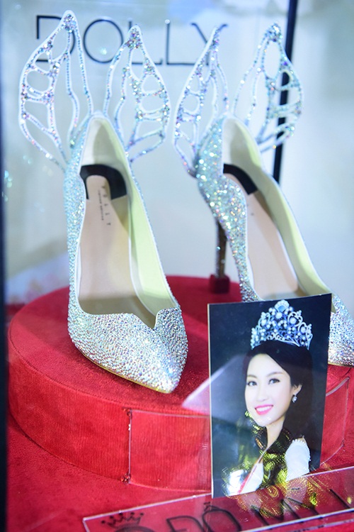 Một góc nhỏ trong nhà gần bộ sofa, Đỗ Mỹ Linh trưng bày vương miện và kỷ vật của cô tại cuộc thi Hoa hậu Việt Nam 2016.