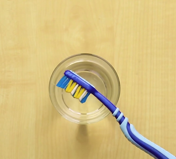 Chỉ ng&acirc;m trong nước n&oacute;ng 15 ph&uacute;t, l&ocirc;ng b&agrave;n chải đ&aacute;nh răng lại mịn đẹp như mới.