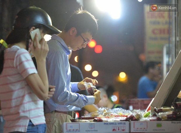 Người đàn ông cũng tỷ mẩn lựa chọn loại bánh yêu thích