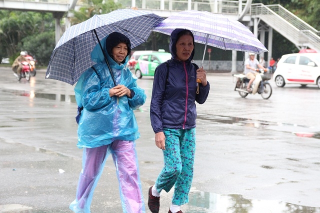 Ngo&agrave;i &aacute;o r&eacute;t, người d&acirc;n khi ra đường phải mang k&egrave;m theo &ocirc; hoặc &aacute;o mưa nhỏ.