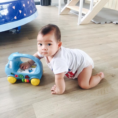 Kể cả tr&ecirc;n giường hay dưới đất th&igrave; cũng kh&ocirc;ng hề ngổn ngang đồ chơi hay quần &aacute;o,...